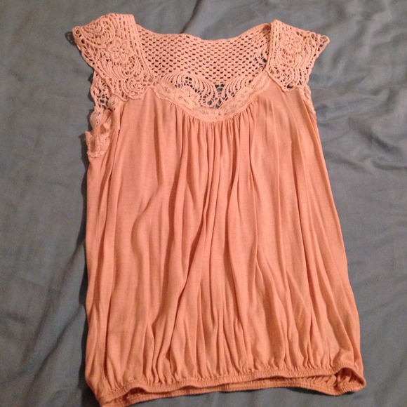 Cute tan shirt, perfect for summer - Picture 1 of 2