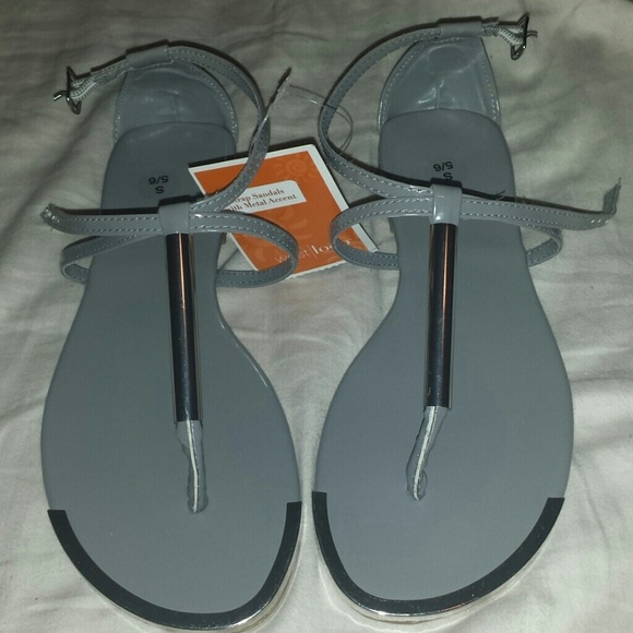 Women's T-Strap Sandals W/Metal Accent Sz S/5-6 - Picture 2 of 4