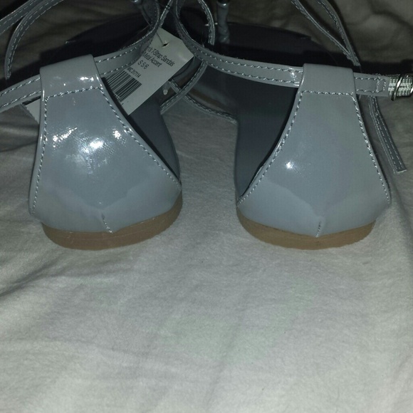 Women's T-Strap Sandals W/Metal Accent Sz S/5-6 - Picture 3 of 4
