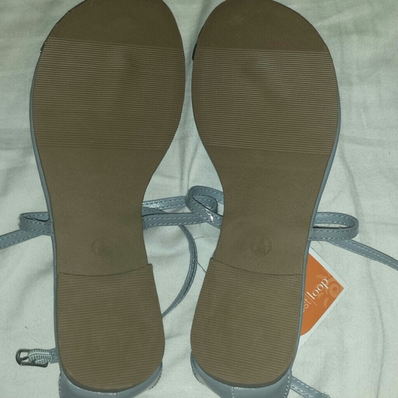 Women's T-Strap Sandals W/Metal Accent Sz S/5-6 - Picture 4 of 4