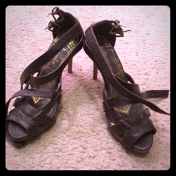 Heels - Picture 1 of 3