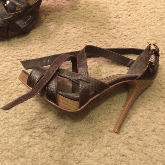 Heels - Picture 3 of 3