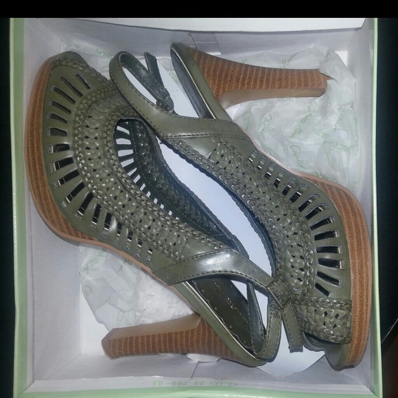 Sandals - Picture 1 of 4