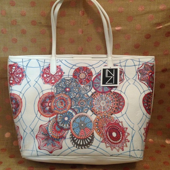 The look if Givenchy!!! And white my fave!!!