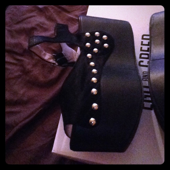Ego And Greed Black platforms