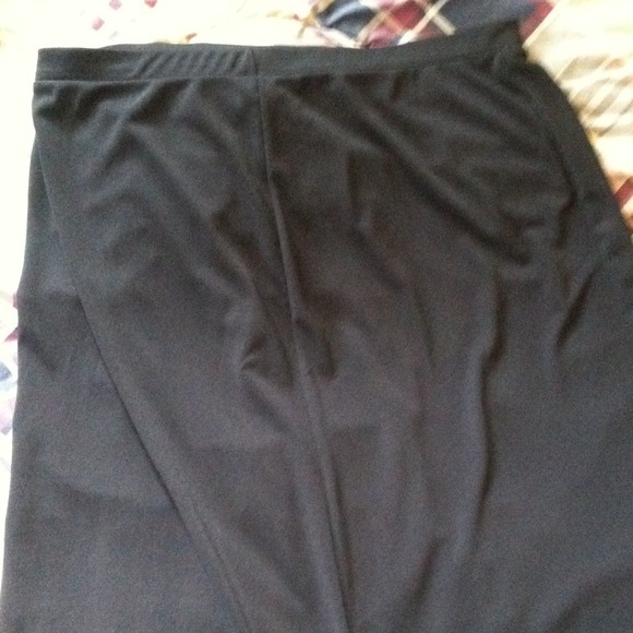 Long black skirt - Picture 2 of 3