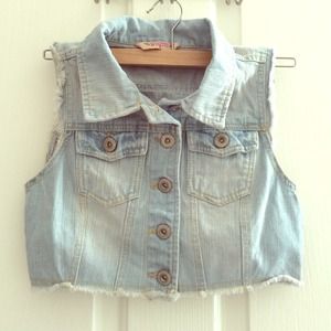 🚫Sold in bundle🚫 Adorable distressed jean vest!