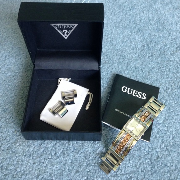 Guess watch w/tri-toned mixed metal Style#U13550L2