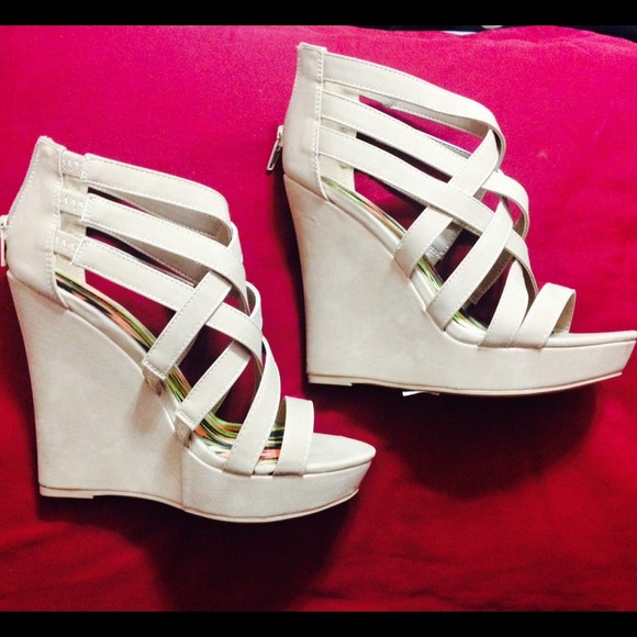 Strappy Nude Wedges💕