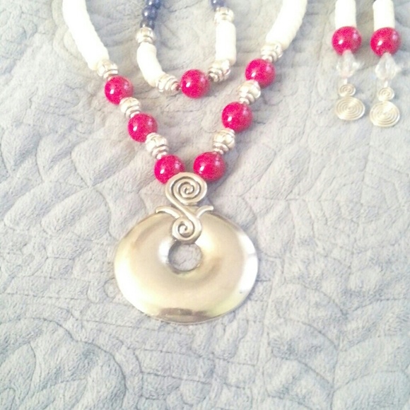 3 Piece womens Red White and Blue Necklace Set.