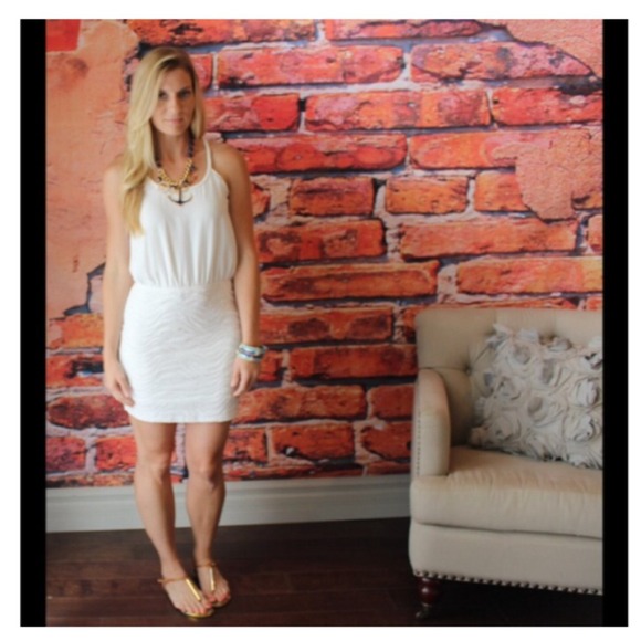 ⬇️SALE⬇️ white textured dress with back detail - Picture 2 of 3