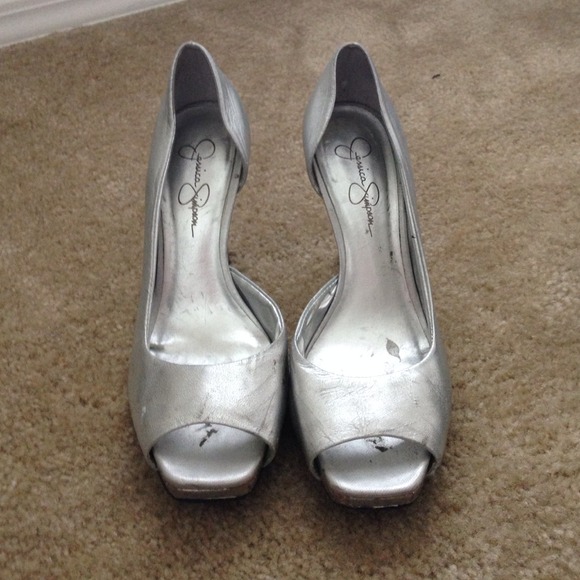 Silver peep-toe pumps perfect for a night out 😉