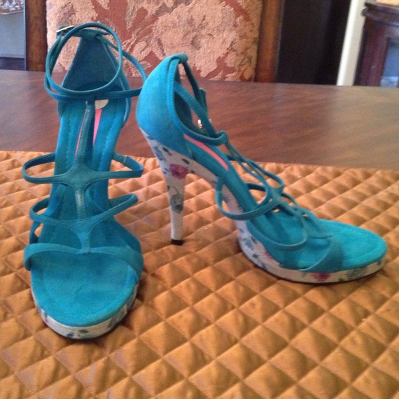 Betsy Johnson Women’s Turquoise With Floral Heals Size 6