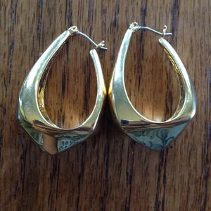 Gold geometrical earrings