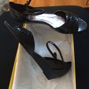 Circa Joan and David open toe sandal patent black