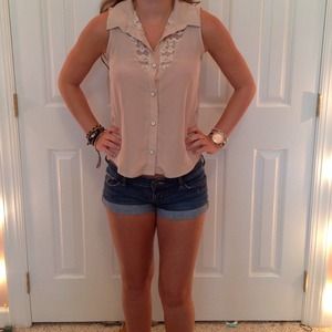 SOLD 🎉 Beige Sleeveless Blouse