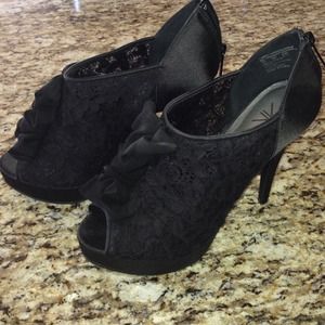 Black peep-toed heels