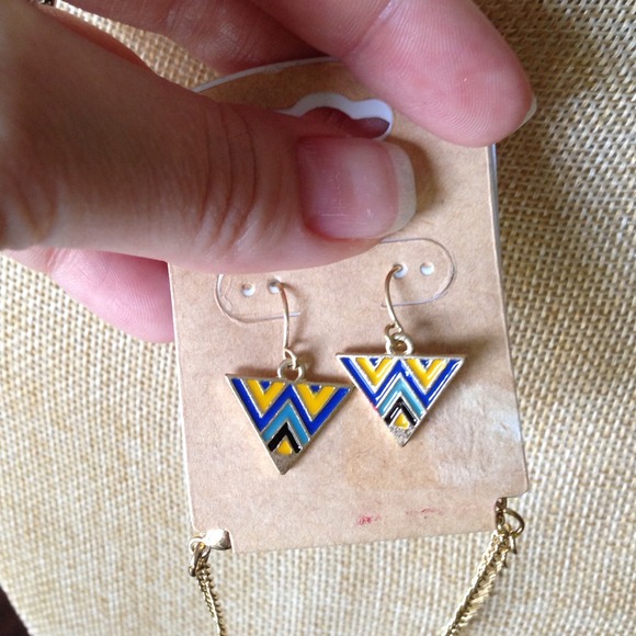 Chevron necklace & earring set available to bundle - Picture 2 of 3
