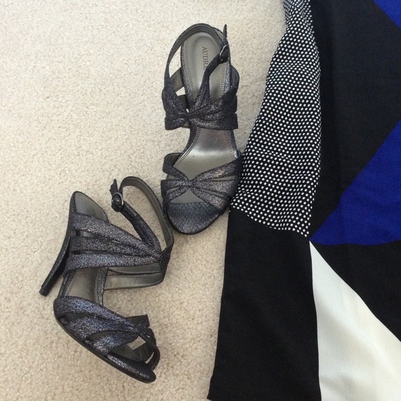 New w/o box Metallic black/silver strappy sandals - Picture 2 of 4