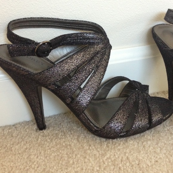 New w/o box Metallic black/silver strappy sandals - Picture 4 of 4