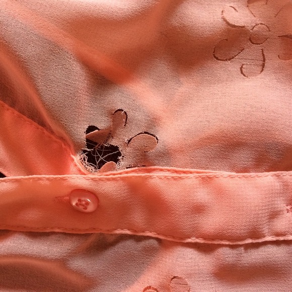 ✨Cute Peach Flower Top!✨ - Picture 3 of 4