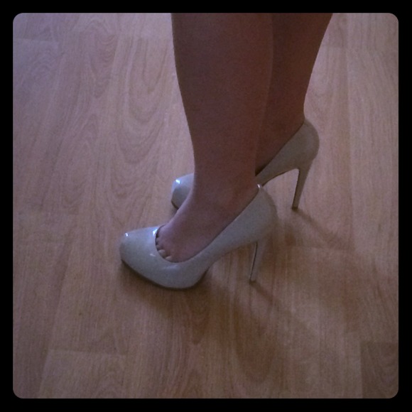 Guess Shoes - Nude guess pumps