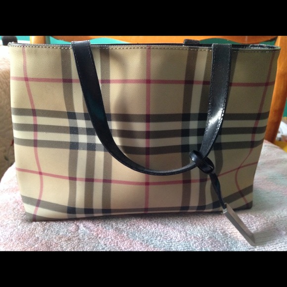 Burberry Handbags - Authentic Burberry tote bag! 🔵REDUCED!🔵