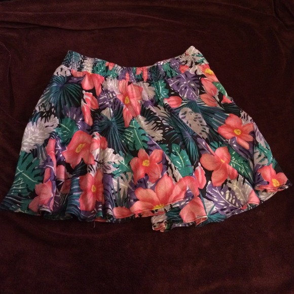 ✨Delia's Flowered Skirt✨ - Picture 2 of 2