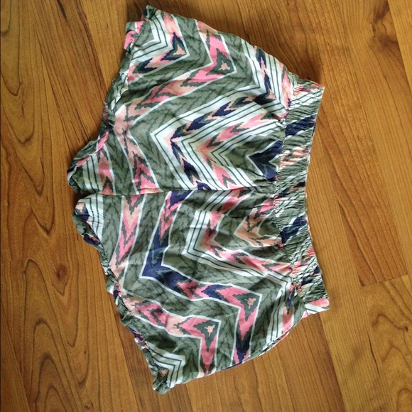 ✅TRADED✅ High waisted loose shorts - Picture 1 of 2