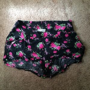 Kirra shorts size small