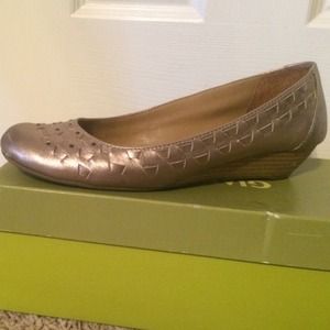 Gianni Bini size 9 Gold Fusion wedge