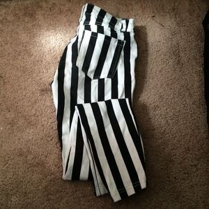 Horizontal striped black and white jeggings