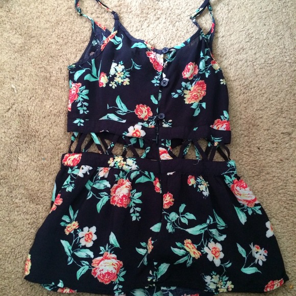 Nollie floral top with triangle cut out waist
