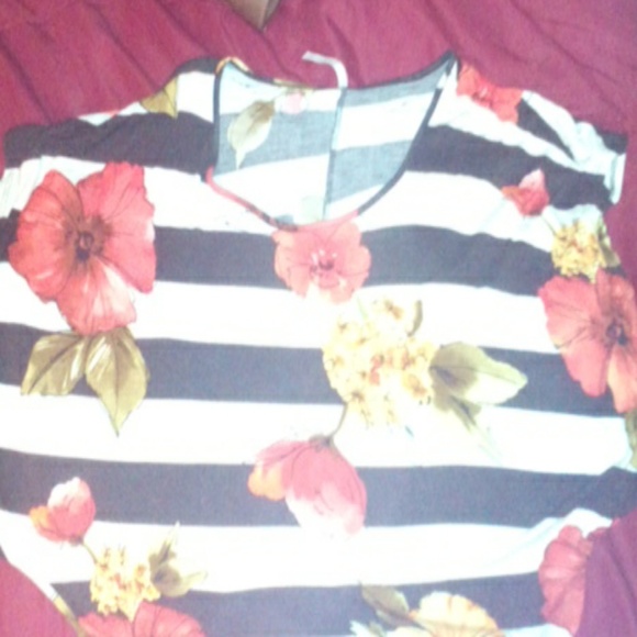 Cute flower top. I am willing to negotiate prices - Picture 1 of 1