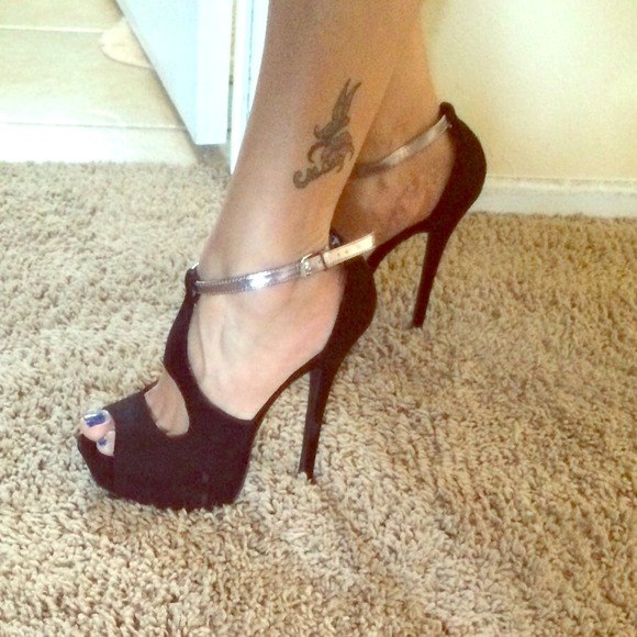 ♨️SOLD♨️ heels with a silverish ankle strap.