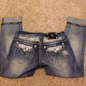 Size 25 Miss Me Capri - Light wash