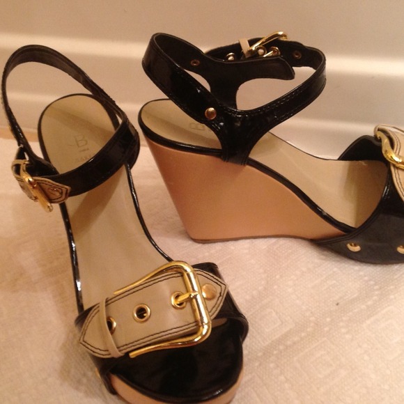 Bakers black&tan gold buckle wedges
