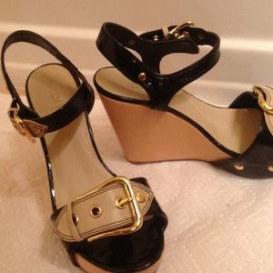 Bakers black&tan gold buckle wedges