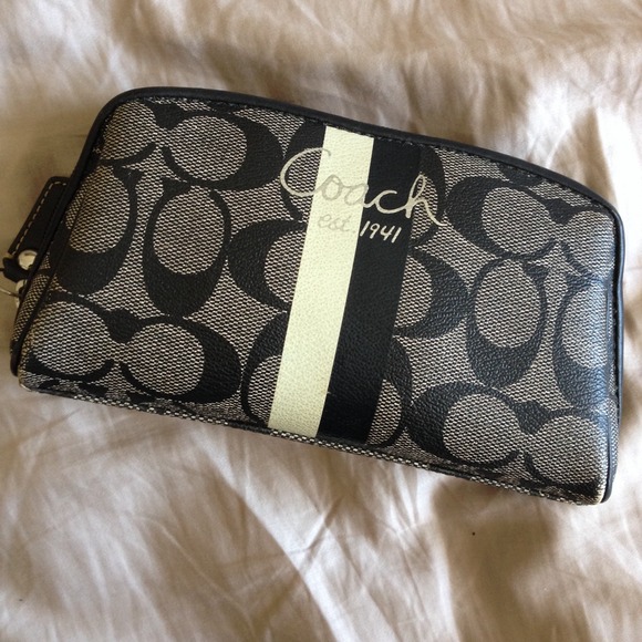 **REDUCED** Classic Coach Pouch - Picture 1 of 4