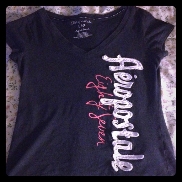 V-neck t-shirt