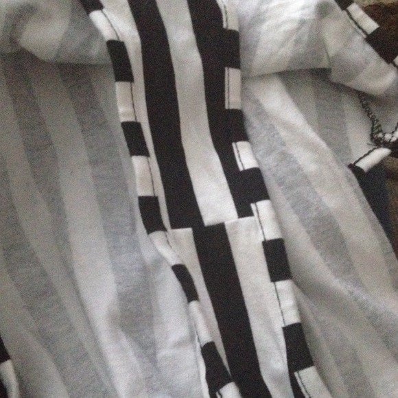 ▫️▪️Striped Black & White Bodysuit▪️▫️ - Picture 2 of 3