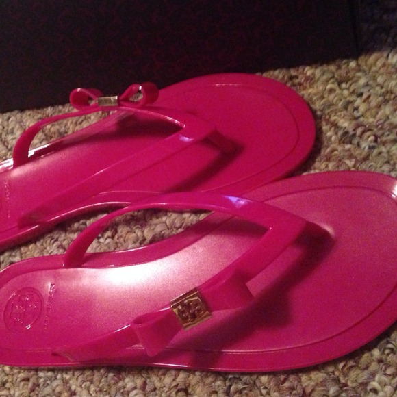 Pink, bow Tory Burch flip flops.