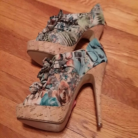 Gorgeous Cork Platform Heels - Picture 2 of 4