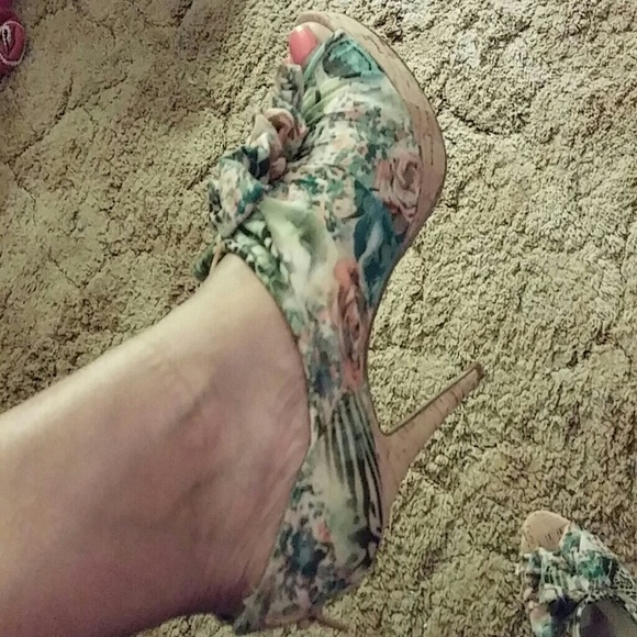 Gorgeous Cork Platform Heels - Picture 3 of 4