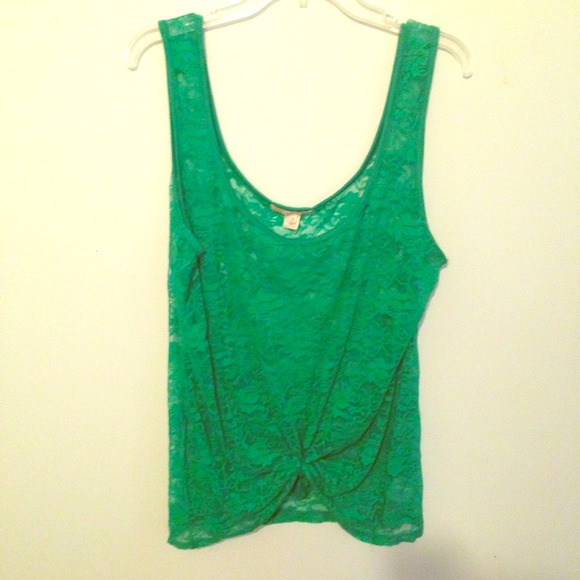Green lace tank 💚