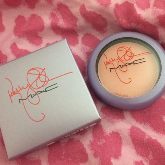 New mac sold out KELLY BLUSH CHEEKY BUGGER