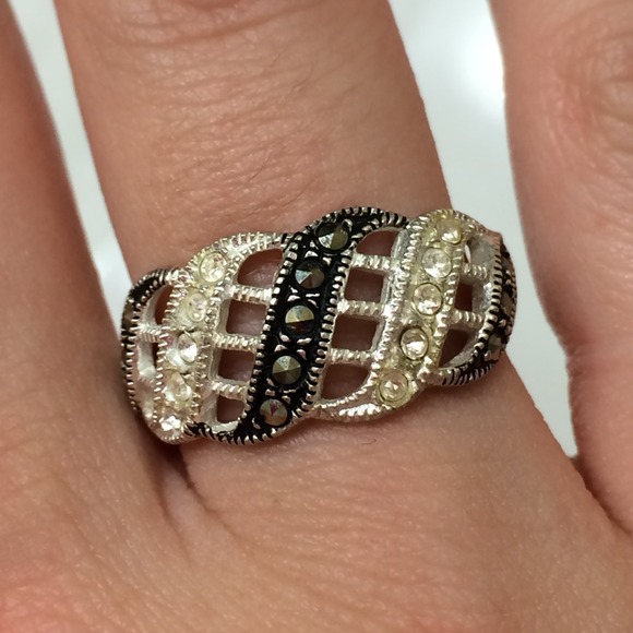 ✨Gorgeous Black & Silver Ring✨