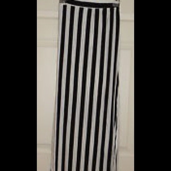 Silver and Black Maxi skirt w/ slits on side🎀 - Picture 2 of 2