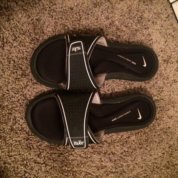 NIKE SLIDES