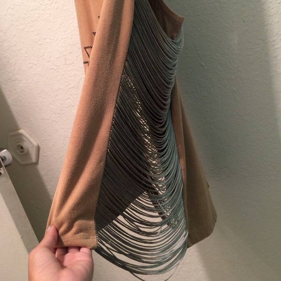🚫SOLD🚫Seude fringe tank - Picture 2 of 4